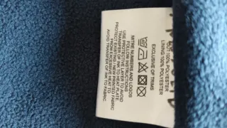 Chaqueta impermeable azul y blanca