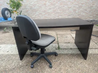 Mesa y silla de oficina