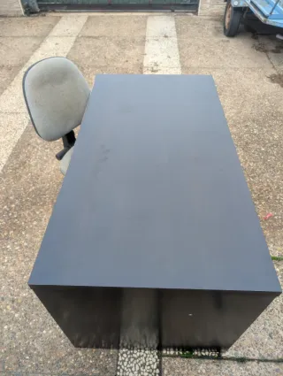 Mesa y silla de oficina