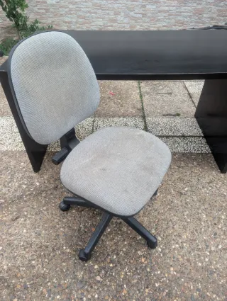 Mesa y silla de oficina