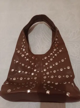 Bolso de piel marrón chocolate con tachuelas plate