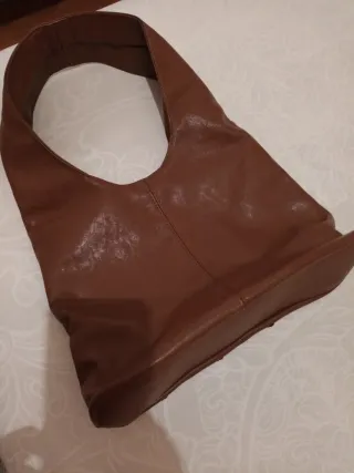 Bolso de piel marrón chocolate con tachuelas plate