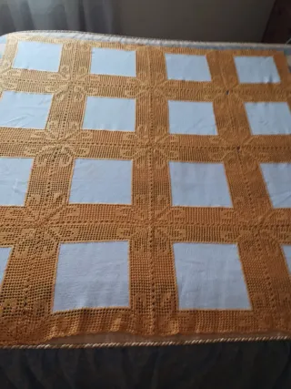 Mantel tejido naranja y beige