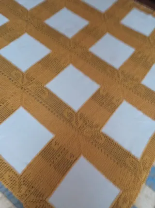 Mantel tejido naranja y beige