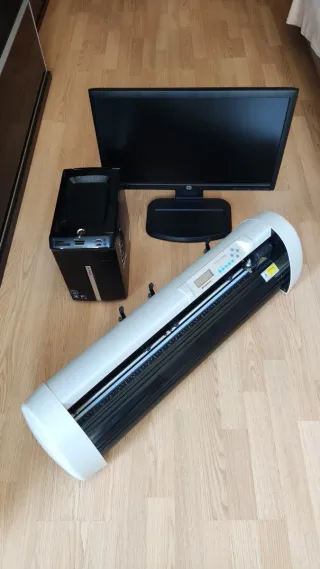 Plotter da taglio Rabbit 720, computer e schermo