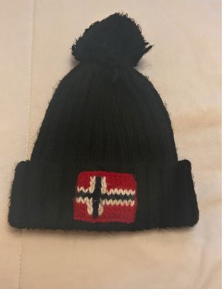 Gorro Napapijri negro con pompón