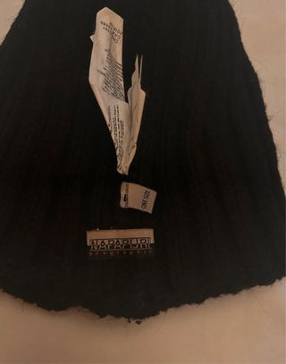 Gorro Napapijri negro con pompón