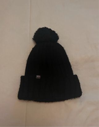 Gorro Napapijri negro con pompón
