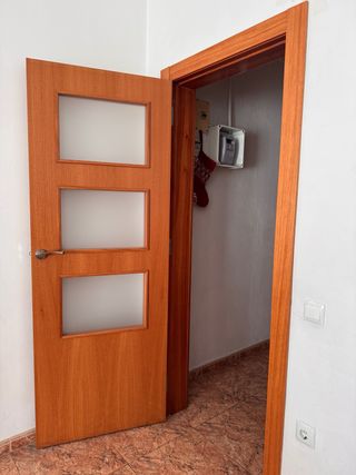 Puerta de madera con cristales