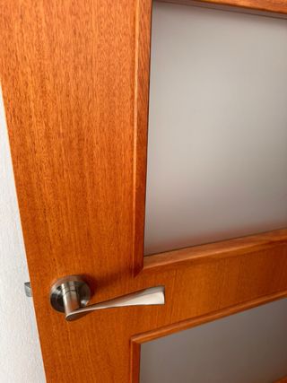 Puerta de madera con cristales