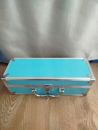 Caja metálica azul con detalles plateados
