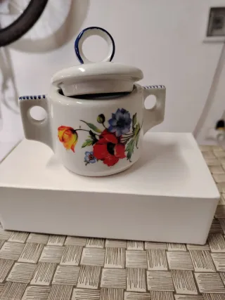 Zuccheriera in porcellana con fiori