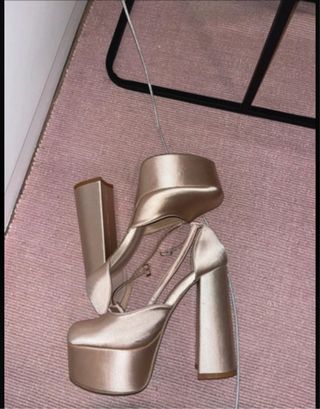 Tacones dorados plataforma