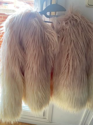 Abrigo crop pelo rosa y blanco Stradivarius