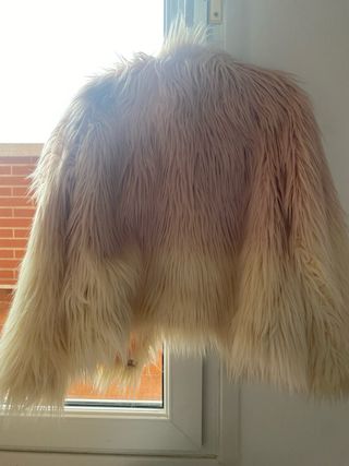 Abrigo crop pelo rosa y blanco Stradivarius