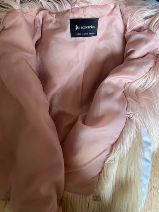 Abrigo crop pelo rosa y blanco Stradivarius