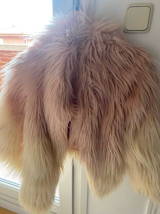 Abrigo crop pelo rosa y blanco Stradivarius