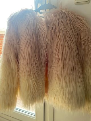 Abrigo crop pelo rosa y blanco Stradivarius