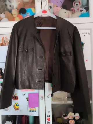 Impecable chaqueta corta marrón de piel.