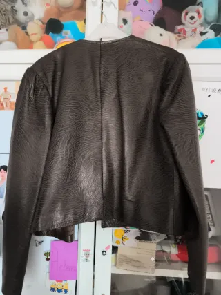 Impecable chaqueta corta marrón de piel.