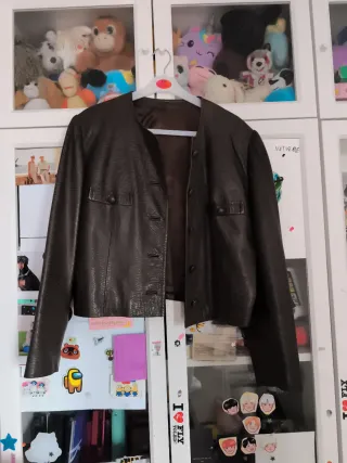 Impecable chaqueta corta marrón de piel.