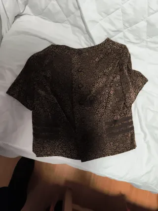 Impecable chaqueta corta marrón de piel.