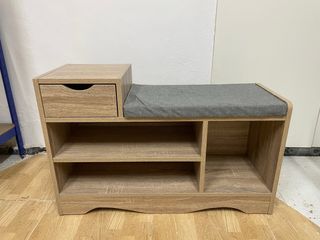 Zapatero pequeño con banco y cajón.