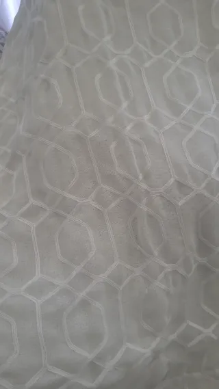 Cortinas salón blancas con dibujo, con trabillas