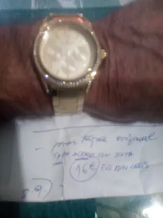 Reloj dorado con bisel de strass