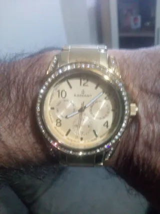 Reloj dorado con bisel de strass
