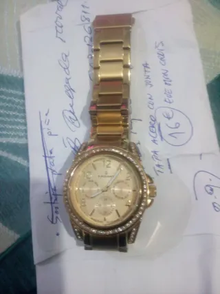Reloj dorado con bisel de strass