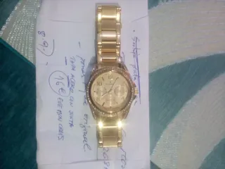 Reloj dorado con bisel de strass