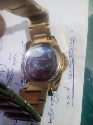 Reloj dorado con bisel de strass