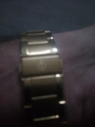 Reloj dorado con bisel de strass