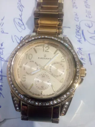 Reloj dorado con bisel de strass