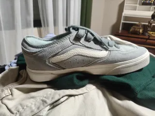 Zapatillas Vans grises y blancas