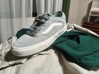 Zapatillas Vans grises y blancas