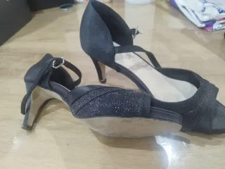Zapatos de salón negros con brillos