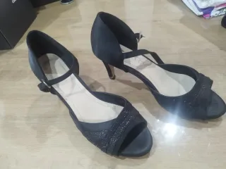 Zapatos de salón negros con brillos