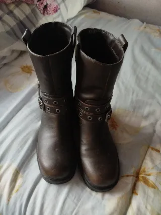 Botas marrones con hebillas