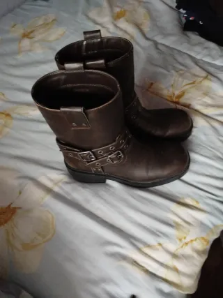 Botas marrones con hebillas