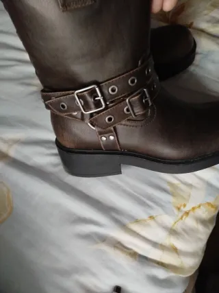 Botas marrones con hebillas