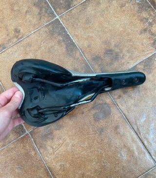 Sillín de bicicleta plateado y negro