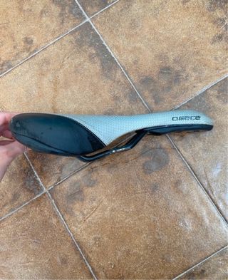 Sillín de bicicleta plateado y negro