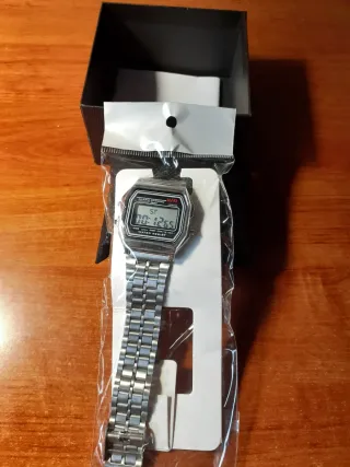 Reloj Digital en color plata