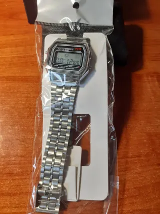 Reloj Digital en color plata