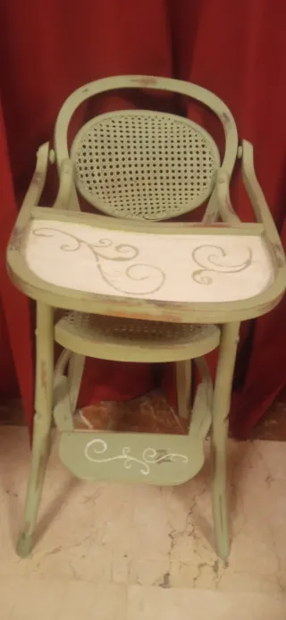 Trona bebé antigua de madera y mimbre