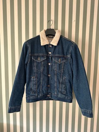 Chaqueta vaquera con borreguito azul