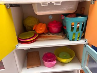 Cocinita de madera con accesorios