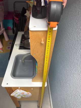 Cocinita de madera con accesorios